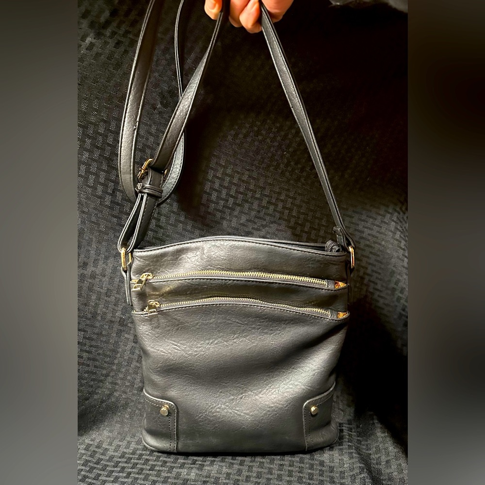 Black Faux Leather Unbranded Crossbody Purse Multiple Pockets Inside and Out
